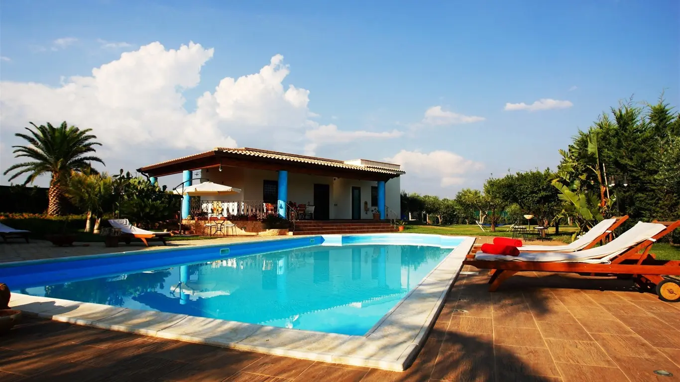 Imagen de una piscina en una zona urbana